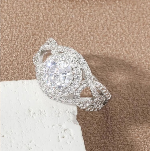 🤍🤍NEW🤍🤍BREATHTAKING!! WOW FACTOR!! CZ Silver Plated Ring🤍🤍 - Picture 4 of 16